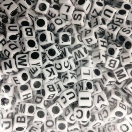 Bisuteria en letras blanco y negro